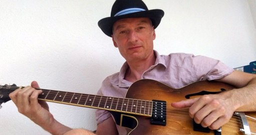 axelrank Photo mit Gitarre und Hut